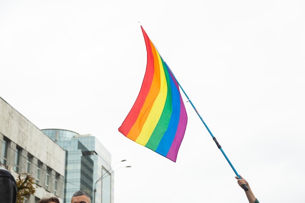 Regenbogenfahne in der Pride Parade in Kiew, Ukraine. Konzept LGBTQ.