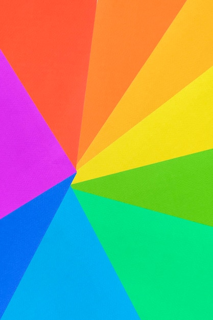Regenbogenfarbene Papierblätter als abstrakter Hintergrund