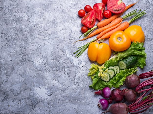Regenbogenfarbenes Gemüse. Gesundes Nahrungsmittelkonzept. Draufsicht
