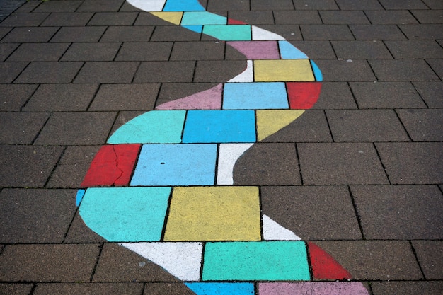 Regenbogenpfad auf der Bürgersteigstraße Innenstadt Reykjavik Island