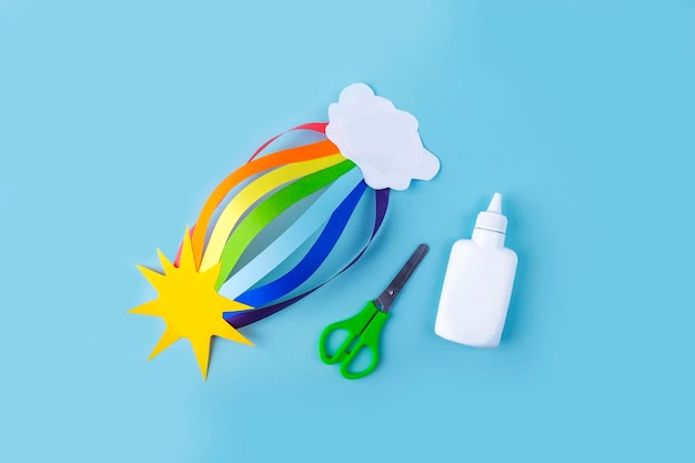 Regenbogensonne und Wolken DIY und Kinderkreativität Schritt-für-Schritt-Anleitung, wie man Regenbogen aus Papier macht Schritt 3 fertige Bastelarbeit