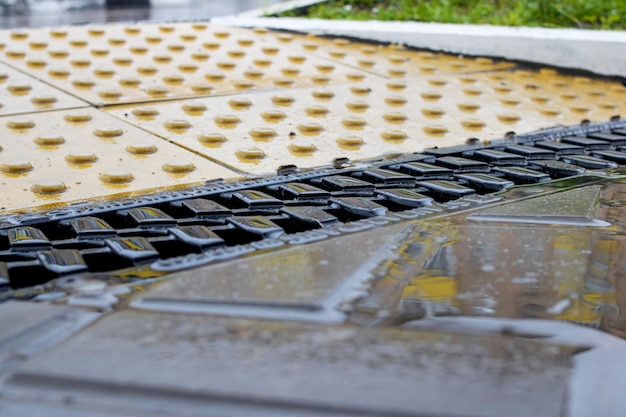 Foto regengitter auf dem bürgersteig im regen