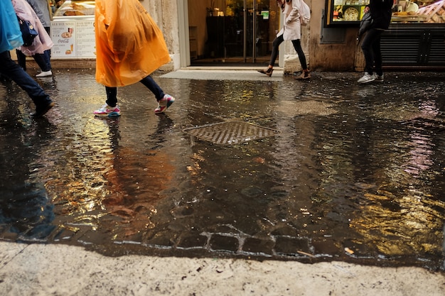 Regenkonzept. Regenschirm nah oben auf regnerischer Straße