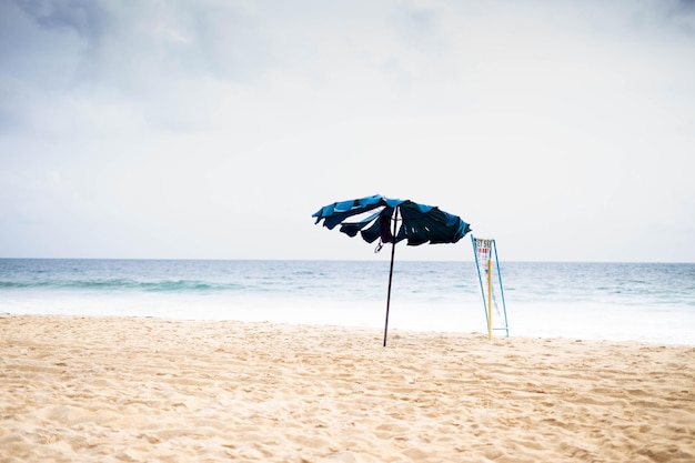 Regenschirm am Strand gegen den Himmel