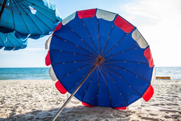 Foto regenschirm am strand gegen den himmel