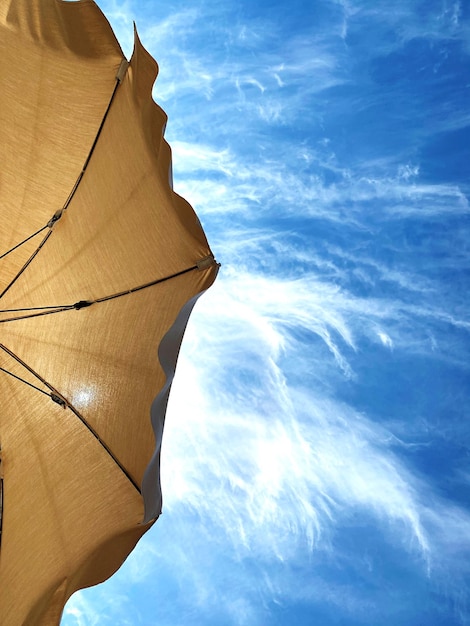 Foto regenschirm gegen den himmel
