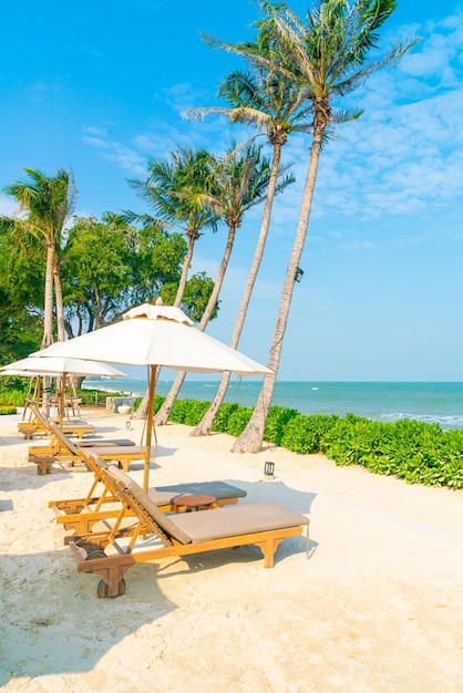 Regenschirm mit Strandkorb und Meereshintergrund - Urlaubs- und Urlaubskonzept