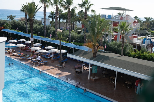 Regenschirm und Poolbett um den Außenpool im Hotelresort für Reiseurlaubskonzept. Foto in hoher Qualität