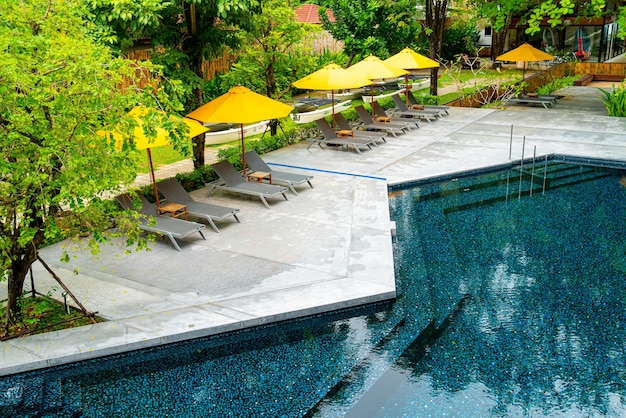 Regenschirm- und Poolbettdekoration rund um den Pool im Hotelresort