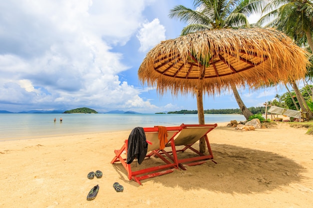 Regenschirm und Stuhl auf dem tropischen Strand in Koh Mak-Insel, Trat-Provinz, Thailand