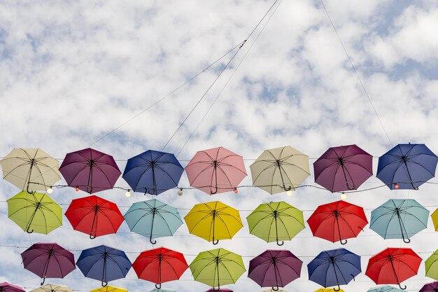 Foto regenschirmdekoration in harmonie mit dem himmel