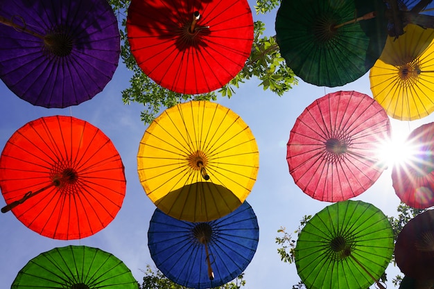 Regenschirme mehrfarbig über Kopf hängen Schutz Sonnenlicht