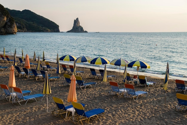 Regenschirme und geschlossene Regenschirme am Strand