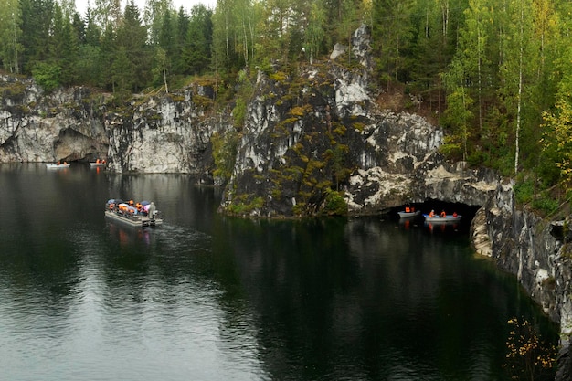 Regentag im Ruskeala Mountain Park. Republik Karelien. Russland