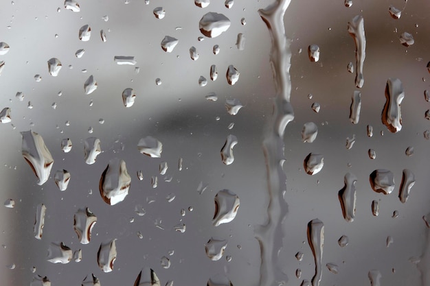 Regentropfen auf abstraktem Hintergrund der Glasbeschaffenheit