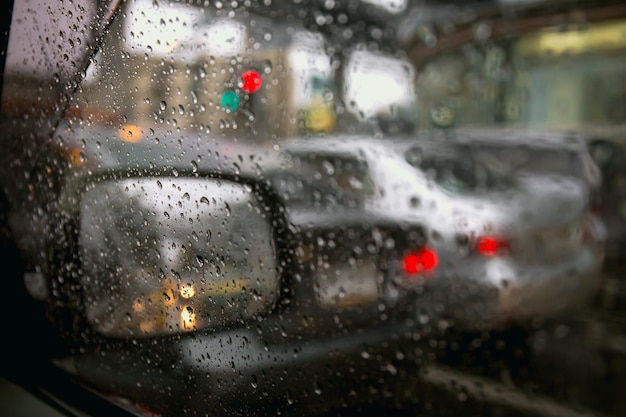 Regentropfen auf dem Autofenster in der Staustadt