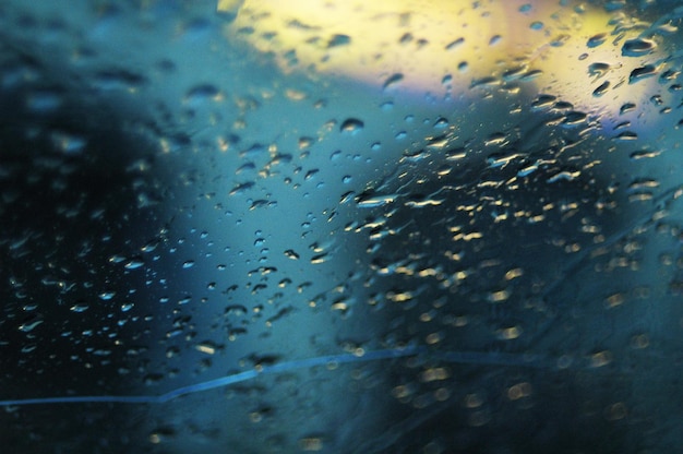 Foto regentropfen auf dem autofenster verschwommen wassertropfen auf dem glas bei kaltem wetter