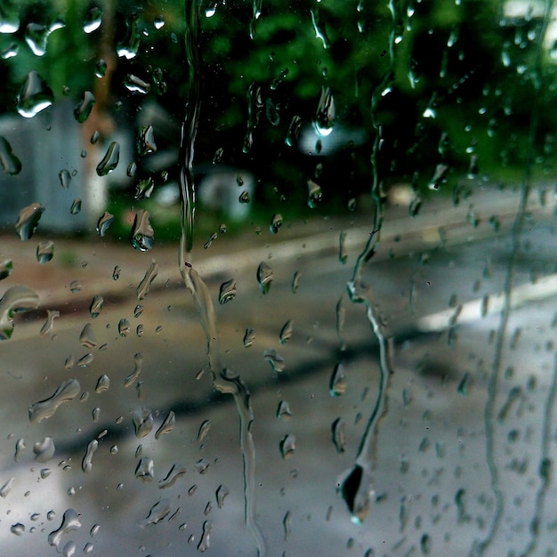 Foto regentropfen auf dem autofenster