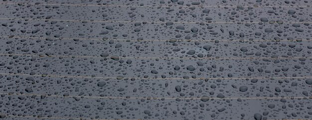 Regentropfen auf dem Autoglas Ansammlung von Wasser auf einer glatten Oberfläche