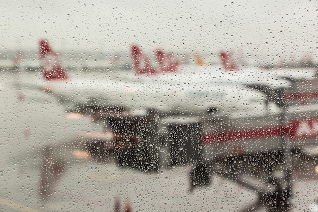 Regentropfen auf dem Flughafenfenster