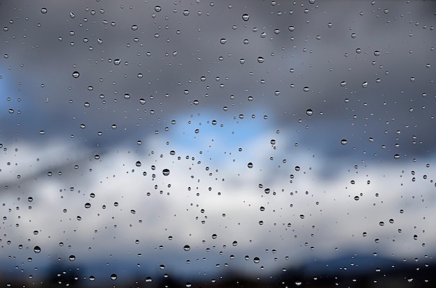 Regentropfen auf dem Glas