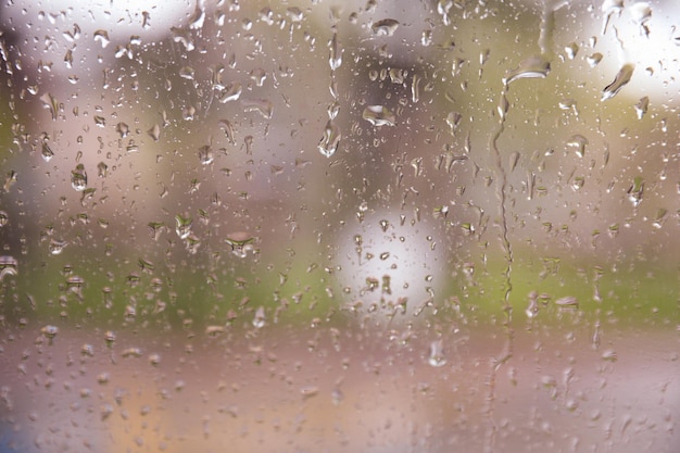 Regentropfen auf ein Fensterglas