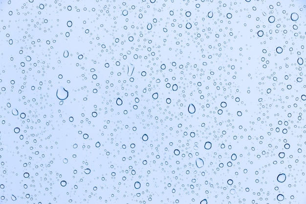 Regentropfen auf Fensterglas-Texturhintergrund