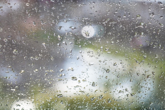Regentropfen auf Fensterscheibe und verschwommenem Hintergrund
