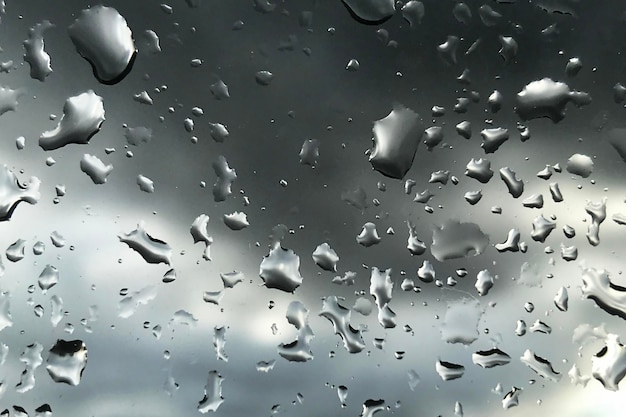 Regentropfen auf Glas für den Hintergrund Regenfall Herbstwetter