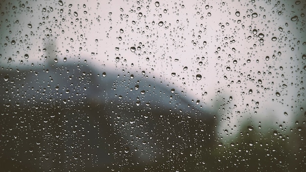 Foto regentropfen auf klarem fenster in der stadt im freien