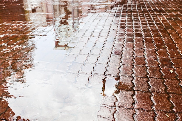 Regenwasser auf dem Stadtplatz