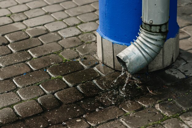 Regenwasser fließt aus dem Abflussrohr