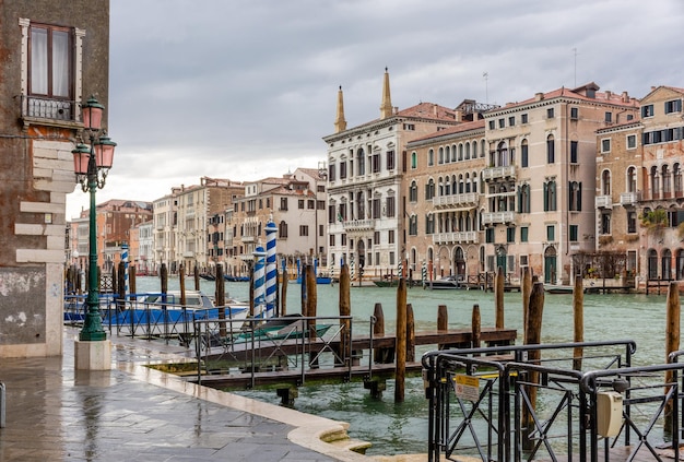 Regenwetter in Venedig Wasserkanäle entlang Wohngebäuden vor einem dramatischen Himmel