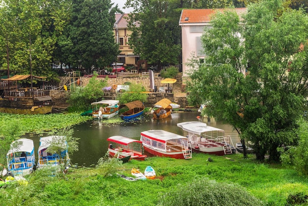 Regenwetter in Virpazar, Kleinstadt von Montenegro