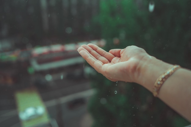 Regenwetter Regen fällt auf die Hand der Frau Regen fällt auf die Hand eines Mannes