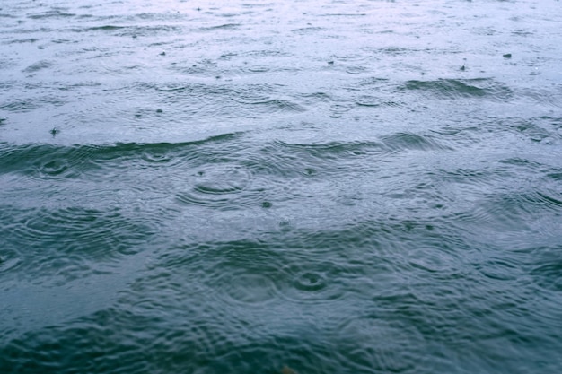 Regenwetterregen fällt auf Wasser