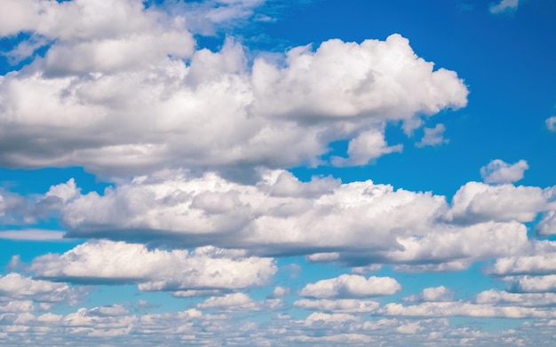 Regenwolken am blauen Himmel