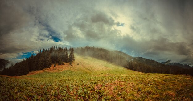 Regenwolken in Bergen