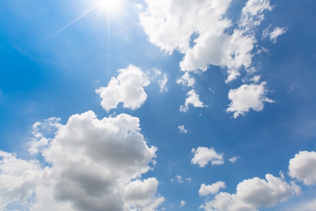 Regenwolken kommen auf den bunten blauen Himmel mit wirklichem Strahl des Sonnenlichts am Nachmittag