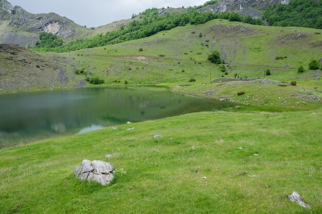 Regenwolken nähern sich dem Bergsee.