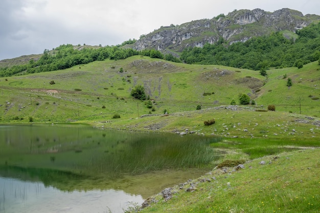 Regenwolken nähern sich dem Bergsee