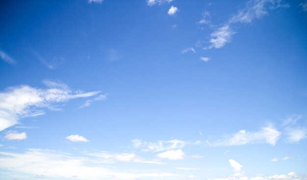 Regenwolken über blauem Himmelhintergrund