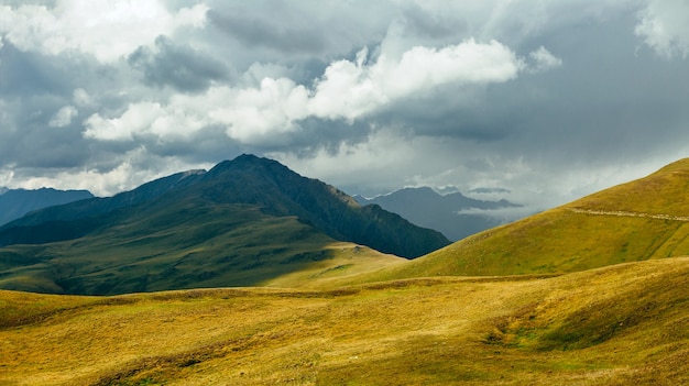 Regenwolken über den Bergen