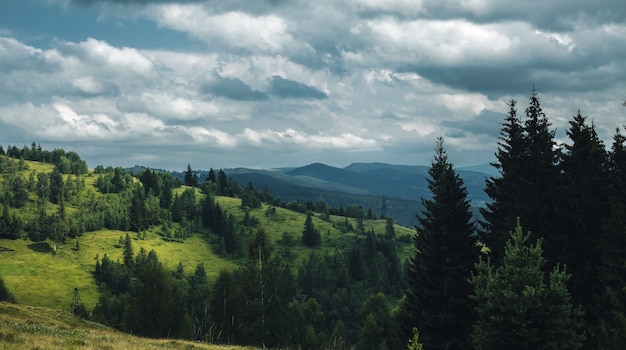 Regenwolken über den Bergen