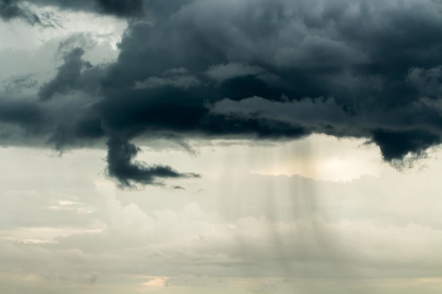 Regenwolken und düsterer Himmel in Schwarz und Weiß