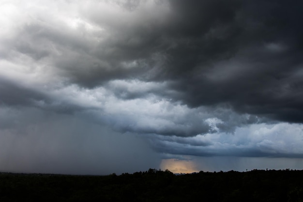 Regenwolken und düsterer Himmel