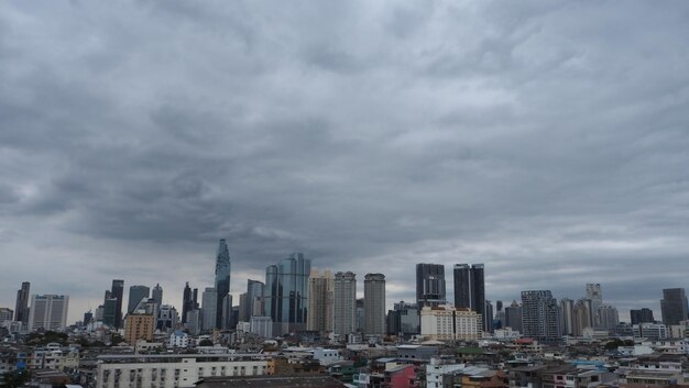 Regenwolken ziehen in die Hauptstadt Bangkok Thailand