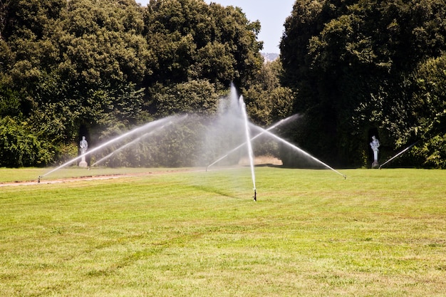 Reggia di Caserta (Königspalast von Caserta), Italien. Königlicher Luxusgarten: Bewässerungsarbeiten