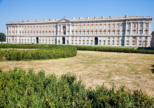 Reggia di Caserta (Palacio Real de Caserta) durante un día soleado