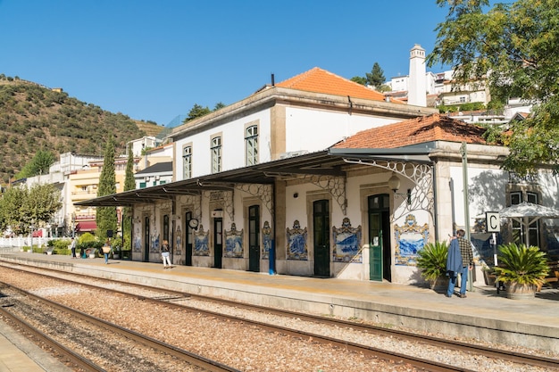 REGIÓN DE PINHAO DOURO PORTUGAL 22 DE OCTUBRE DE 2017 Personas esperando un tren en la antigua estación de tren en Pinhao Portugal